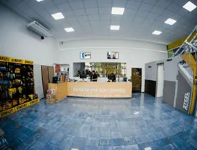 interior-de-tienda-de-materiales-de-construcción-en-seco-hiperseco